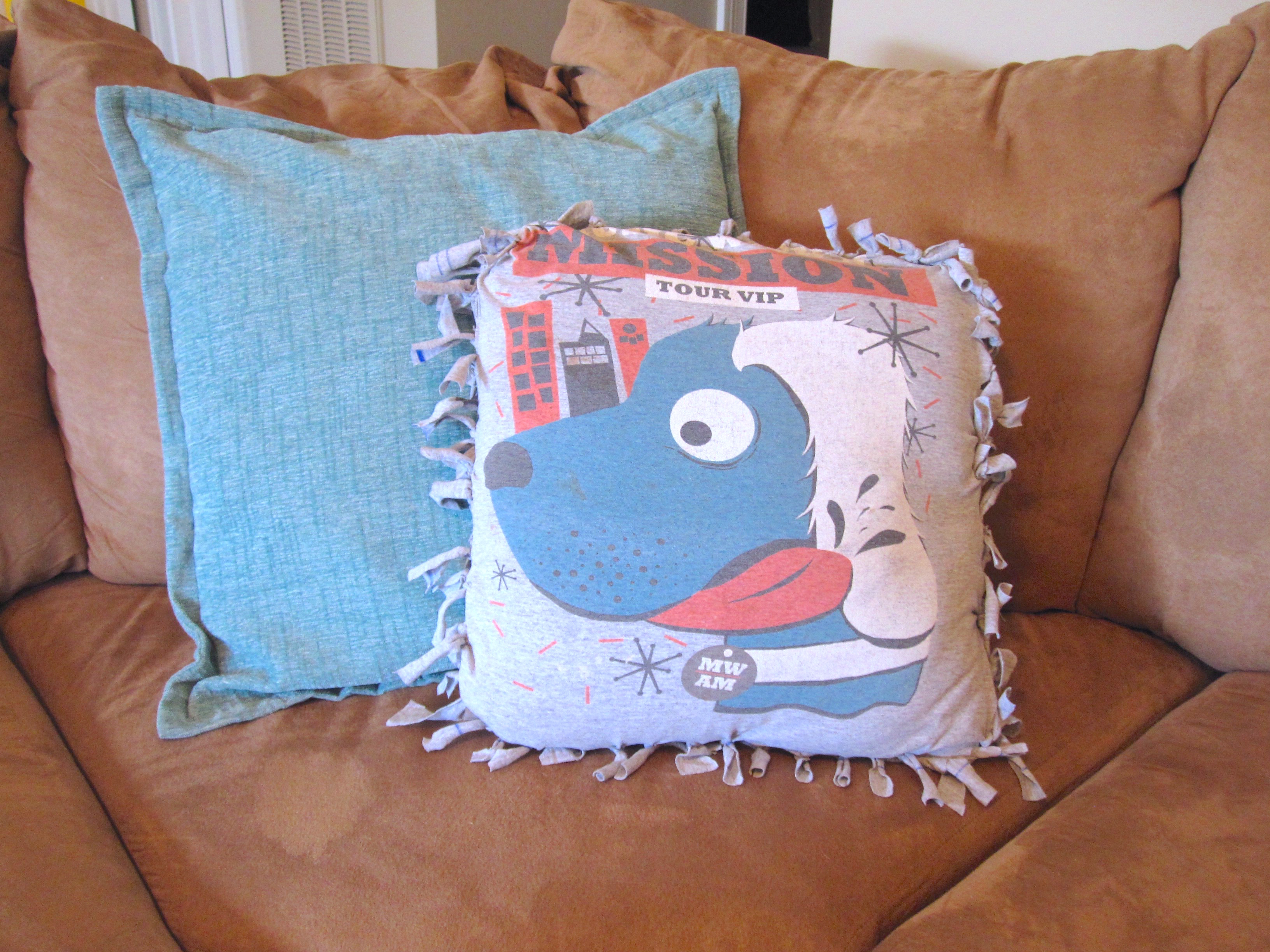 Easy, No-Sew Pillow from an Old T-shirt Tutorial | Laundry Care